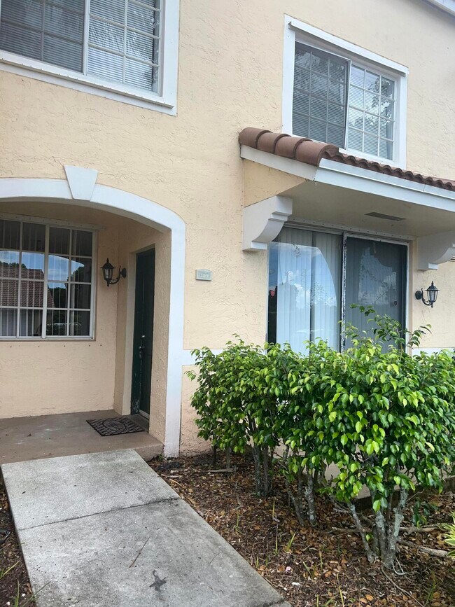 Foto del edificio - 1733 Village Blvd