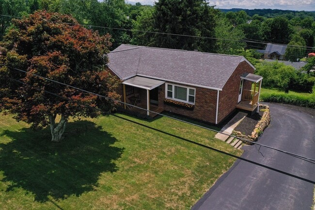 Building Photo - Charming 3-Bedroom, 2-Bath Single-Family H...