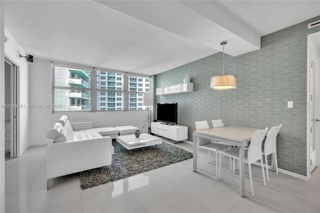 Foto del edificio - 5055 Collins Ave