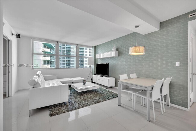 Building Photo - 5055 Collins Ave