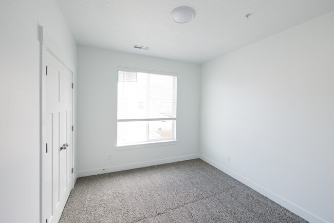 Building Photo - 675 W 4500 S