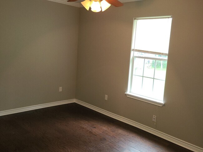 Building Photo - 917 Linda Ln