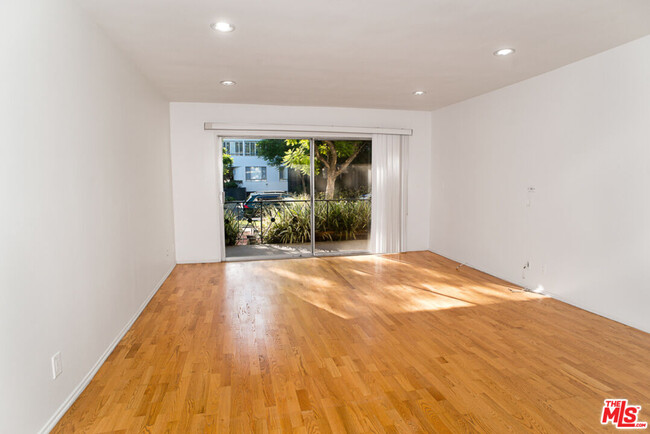 Building Photo - 416 N Oakhurst Dr