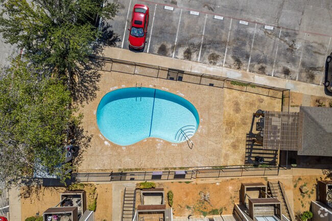 Piscina - The Encore on Mustang