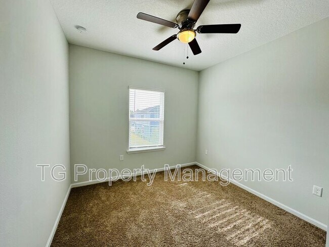 Foto del edificio - 84 Pinebury Ln