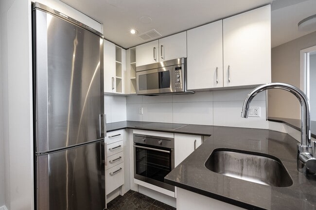 Building Photo - 798 Richmond Street West