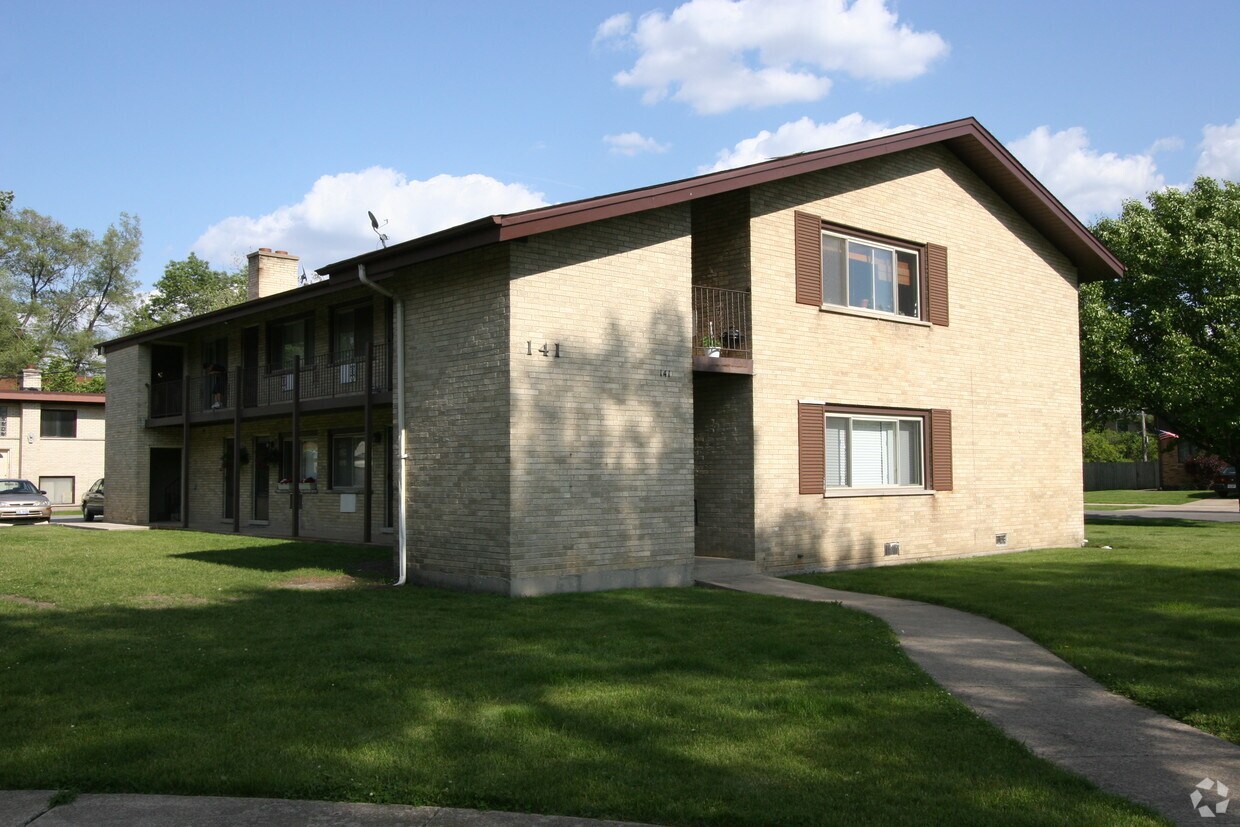 Primary Photo - 141 N May St