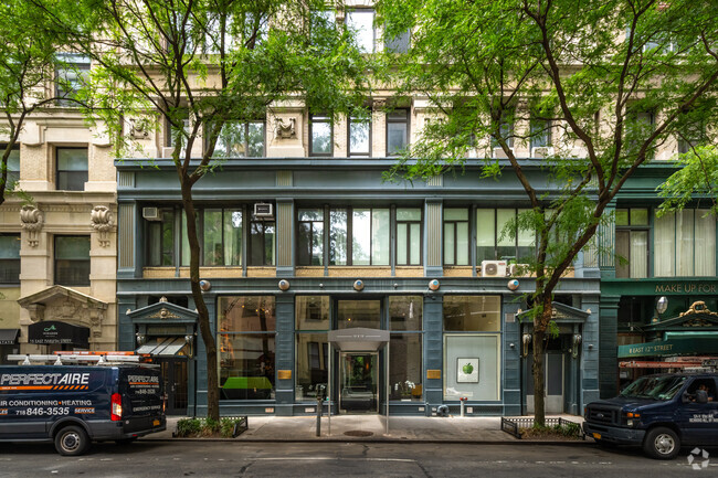 Foto del edificio - 12 E 12th St