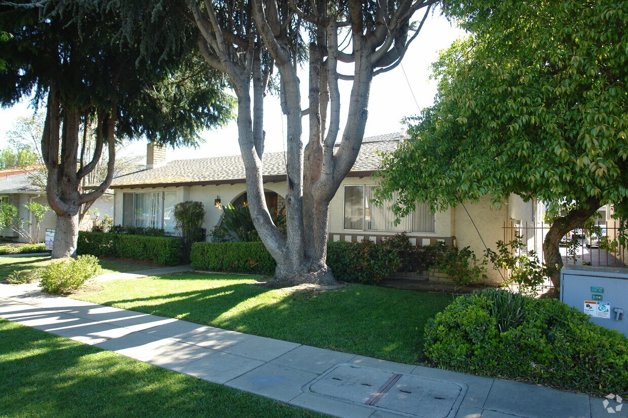 Foto principal - 640 Pinewood Dr