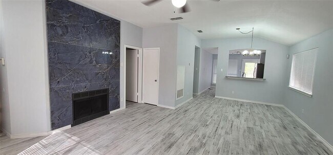 Building Photo - 2904 Hilltop Dr