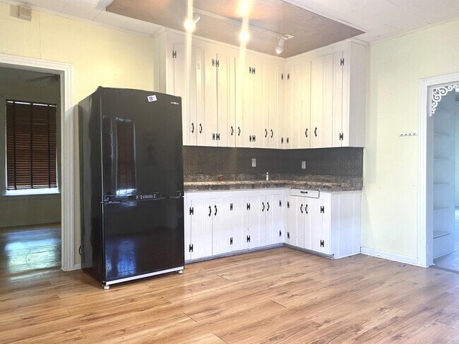 Building Photo - 2538 Miller Ave