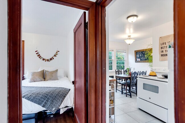 Unidad A - Dormitorio y cocina - 952 Highland Ave