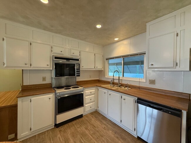 Building Photo - Beautiful 2B 2BA Home w/ AC, Parking, W/D, and Community Amenities!