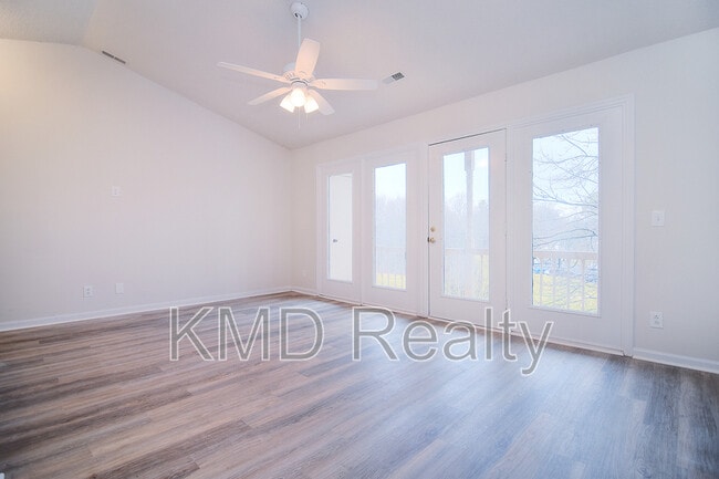 Foto del edificio - 6120 Meadow Rose Ln