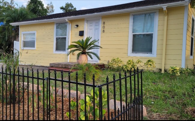 Foto del edificio - 808 W Sligh Ave