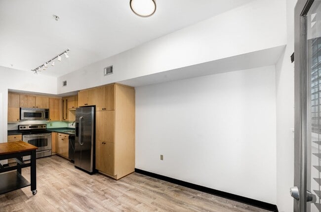 Building Photo - Midtown condo!!