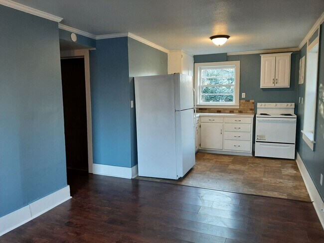 Building Photo - *LEASED* 2 Br/1 Ba Duplex Home, 609 #A Oak...
