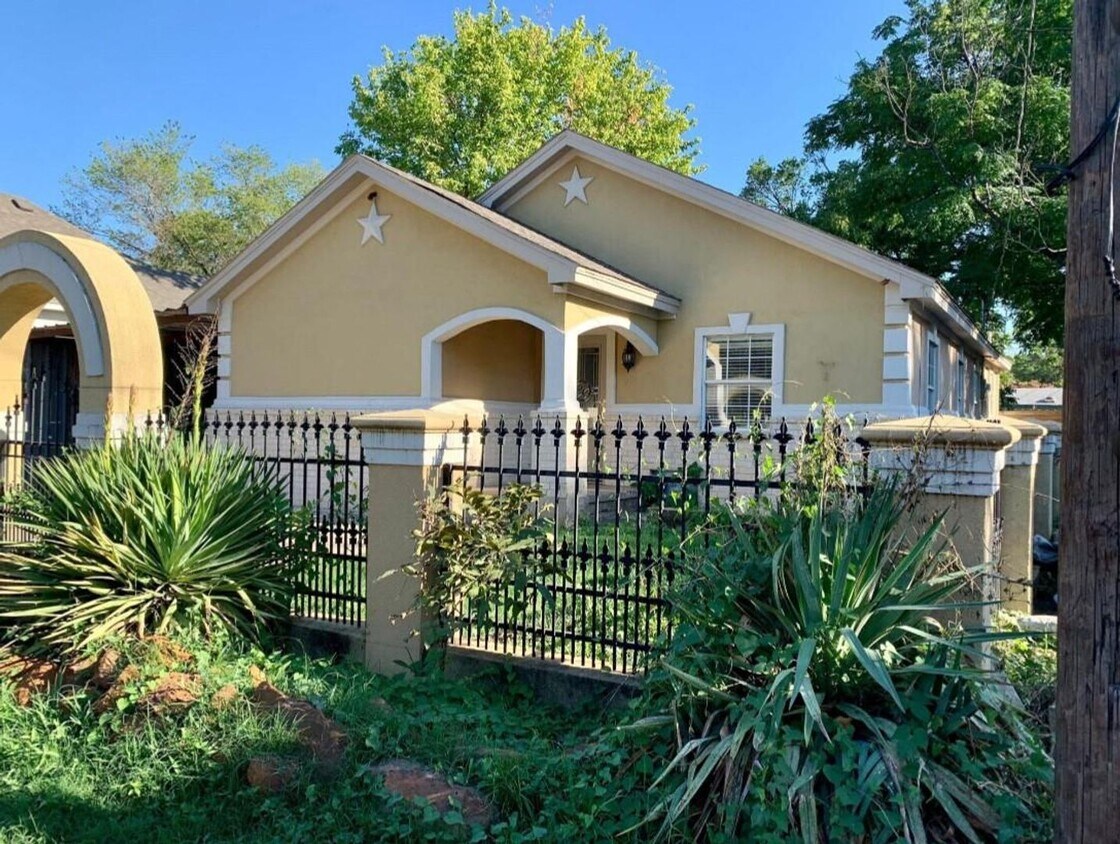Foto principal - Spacious 2 Bed, 1 Bath Home in Riverside R...