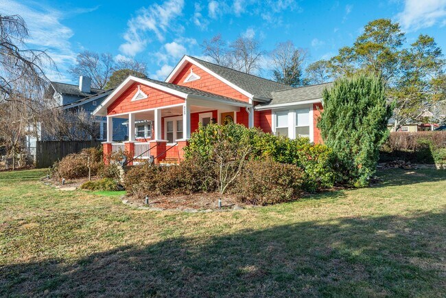 Building Photo - Charming Black Mountain Rental!