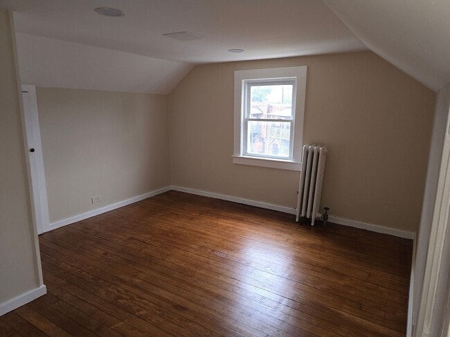 Building Photo - 3 bedroom in sought after Nutley