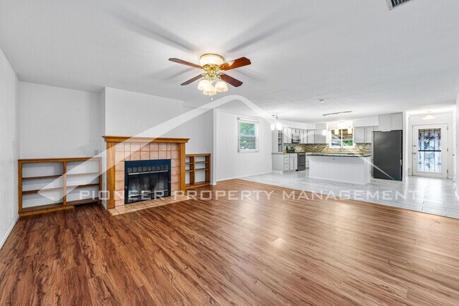 Foto del edificio - Spacious Home with Central AC and Washer/D...
