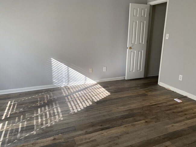 Building Photo - Swanky Townhouse