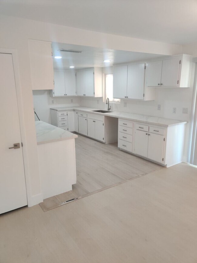 Foto del edificio - Updated Overton Home on 2 Acres!
