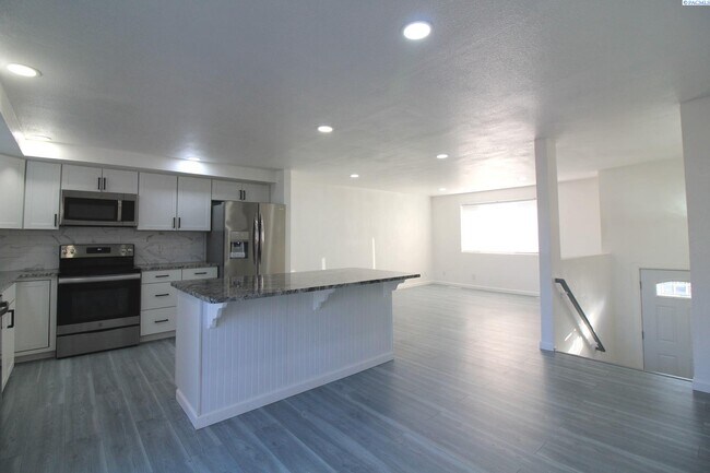 Foto del edificio - Updated West Kennewick 5 Bed/3 Bath House