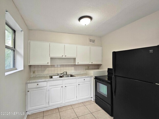 Foto del edificio - 1337 W 23rd St