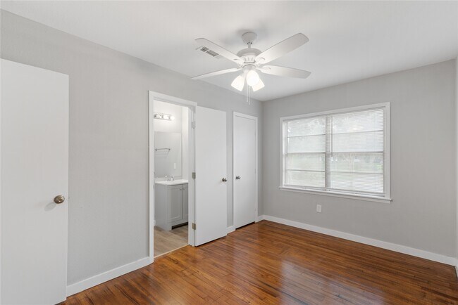 Foto del edificio - 615 Riveredge Dr