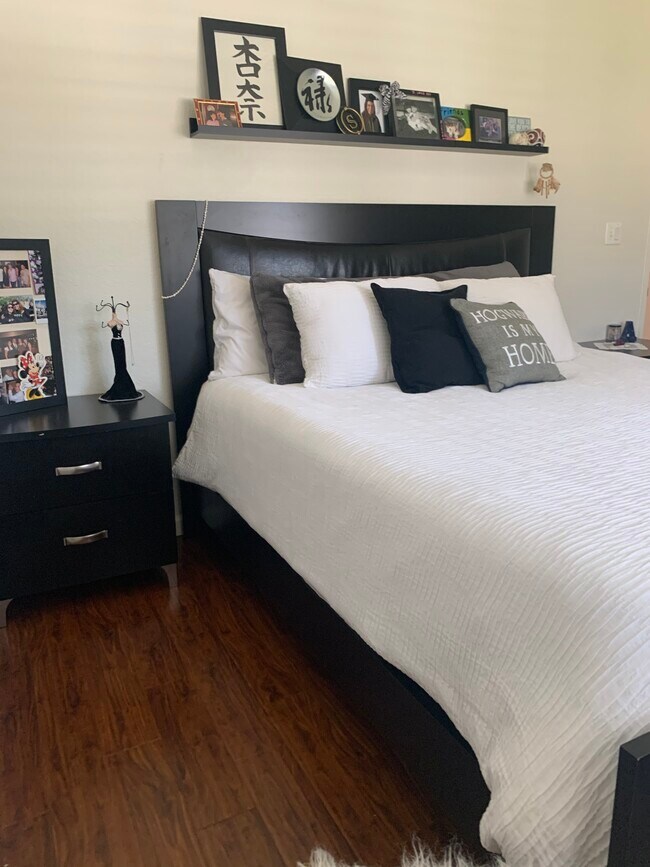 Large Master Bedroom - 762 E Orange Grove Blvd