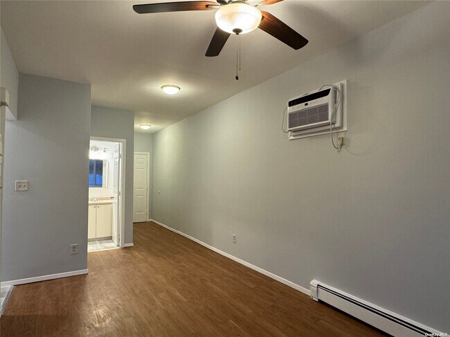 Building Photo - 452 E Park Ave