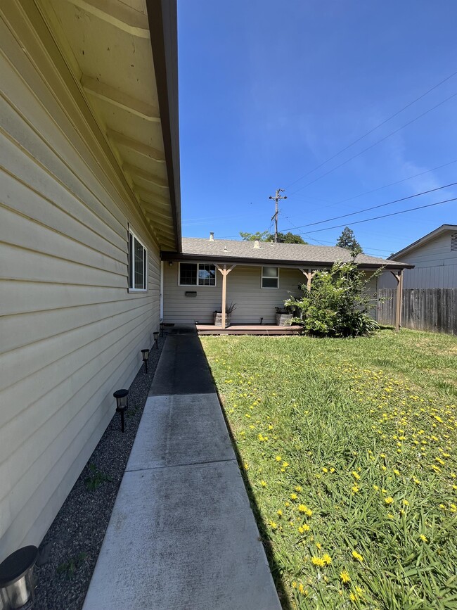 Building Photo - 123 Heather Dr