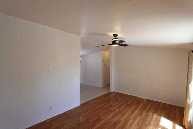 Foto del edificio - Bright 3-Bedroom Home with Fenced Yard + Detached 2-Car Garage