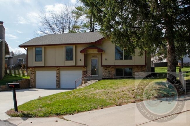 Building Photo - Millard 3 bed 3 bath with Park Access!