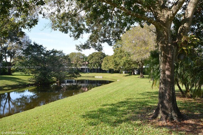 Foto del edificio - 6215 Old Court Rd