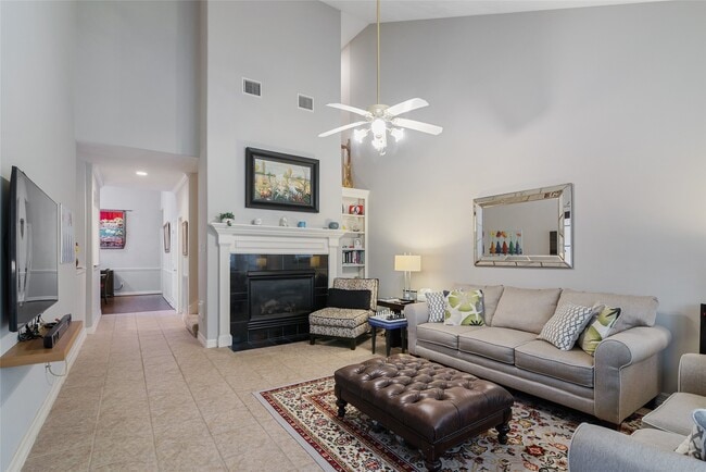 Building Photo - 1014 Enclave Square N