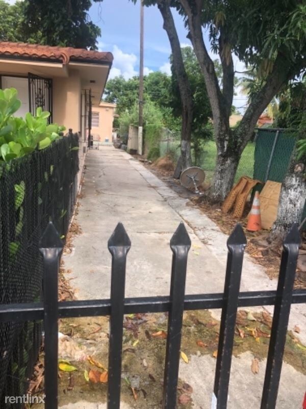 Building Photo - 3 br, 2 bath Apartment - 853 SW 14 Ave