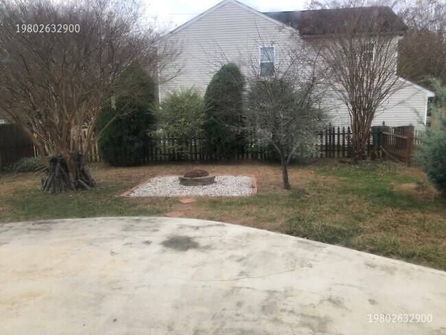 Building Photo - 10123 Green Hedge Ave