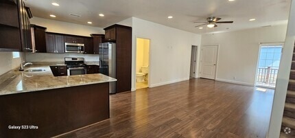 Building Photo - 2536 W Pikes Peak Dr