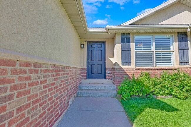 Building Photo - 2093 E View Dr