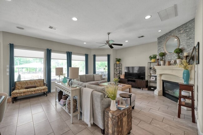 Foto del edificio - 204 W Pines Dr