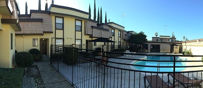 Building Photo - Lauren Garden Villas