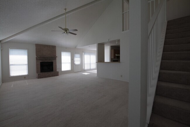Building Photo - SPACIOUS 3 BEDROOM***GOOD FLOORPLAN W/LARG...