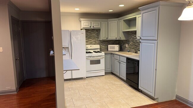 Building Photo - 9S060 Lake Dr