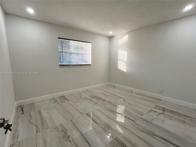 Foto del edificio - 8011 NW 44th Ct