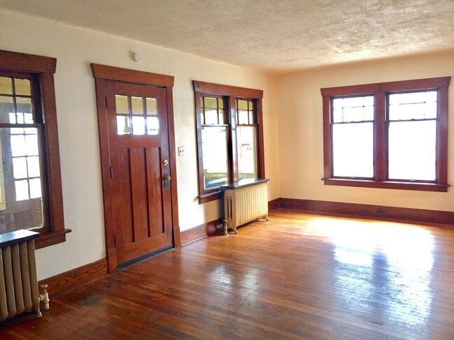 Building Photo - 1744 Hillside Terrace