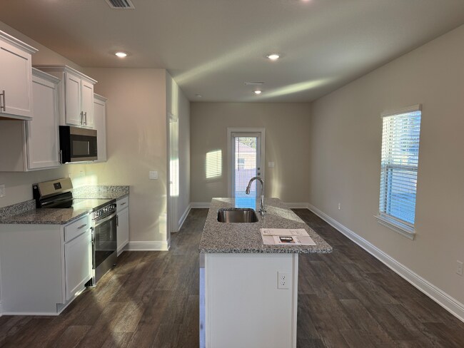 Foto del edificio - 13762 Logan Pl