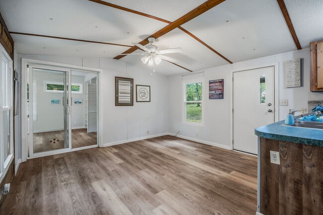 Building Photo - 1048 Sitting Bull Point