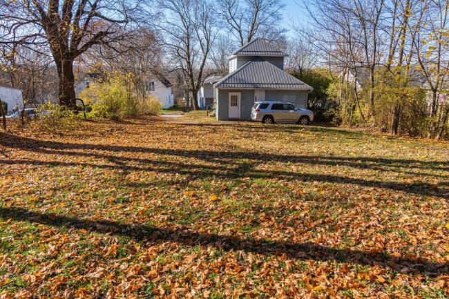 Patio trasero y estacionamiento - 10 Cottage St